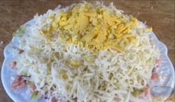 Слоёный салат Ёлочная Игрушка с красной рыбой - шаг 6 Слоёный салат Ёлочная Игрушка с красной рыбой - шаг 6