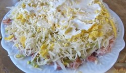 Слоёный салат Ёлочная Игрушка с красной рыбой - шаг 7 Слоёный салат Ёлочная Игрушка с красной рыбой - шаг 7