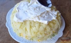 Слоёный салат Ёлочная Игрушка с красной рыбой - шаг 8 Слоёный салат Ёлочная Игрушка с красной рыбой - шаг 8