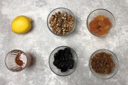 Паста Амосова. Смесь мед орехи курага изюм лимон чернослив - шаг 1