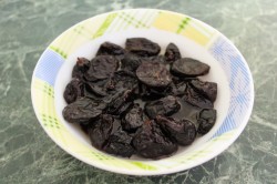 Сметанно творожный торт с черносливом - шаг 2