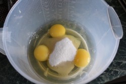 Сметанно творожный торт с черносливом - шаг 3