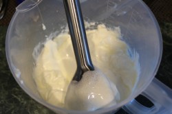 Сметанно творожный торт с черносливом - шаг 7