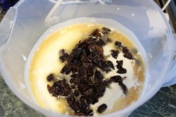 Сметанно творожный торт с черносливом - шаг 9