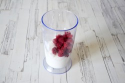 Смузи с творогом и малиной - шаг 3