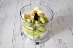 Смузи яблоко киви банан в блендере - шаг 5