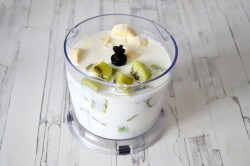 Смузи яблоко киви банан в блендере - шаг 6