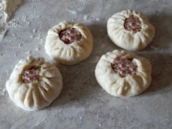 Беляши на кефире на сковороде без дрожжей с мясом - шаг 7 Беляши на кефире на сковороде без дрожжей с мясом - шаг 7