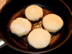 Беляши на кефире на сковороде без дрожжей с мясом - шаг 8 Беляши на кефире на сковороде без дрожжей с мясом - шаг 8