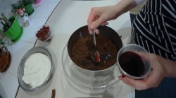 Сочный бисквитный торт с творожно-ванильным кремом - шаг 11 Сочный бисквитный торт с творожно-ванильным кремом - шаг 11