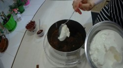 Сочный бисквитный торт с творожно-ванильным кремом - шаг 12 Сочный бисквитный торт с творожно-ванильным кремом - шаг 12