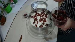 Сочный бисквитный торт с творожно-ванильным кремом - шаг 13 Сочный бисквитный торт с творожно-ванильным кремом - шаг 13