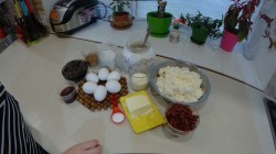 Сочный бисквитный торт с творожно-ванильным кремом - шаг 1 Сочный бисквитный торт с творожно-ванильным кремом - шаг 1