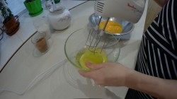 Сочный бисквитный торт с творожно-ванильным кремом - шаг 2 Сочный бисквитный торт с творожно-ванильным кремом - шаг 2