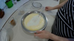 Сочный бисквитный торт с творожно-ванильным кремом - шаг 3 Сочный бисквитный торт с творожно-ванильным кремом - шаг 3