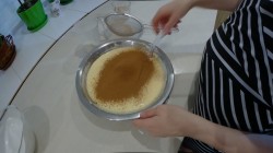 Сочный бисквитный торт с творожно-ванильным кремом - шаг 4 Сочный бисквитный торт с творожно-ванильным кремом - шаг 4