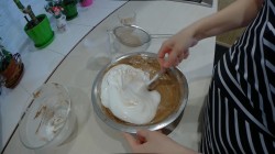 Сочный бисквитный торт с творожно-ванильным кремом - шаг 5 Сочный бисквитный торт с творожно-ванильным кремом - шаг 5