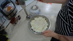 Сочный бисквитный торт с творожно-ванильным кремом - шаг 9 Сочный бисквитный торт с творожно-ванильным кремом - шаг 9