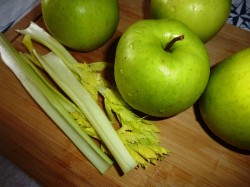 Свежевыжатый сок из сельдерея и яблок - шаг 1