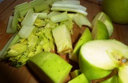 Свежевыжатый сок из сельдерея и яблок - шаг 2