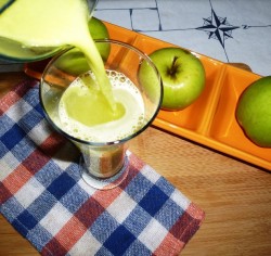 Свежевыжатый сок из сельдерея и яблок - шаг 3