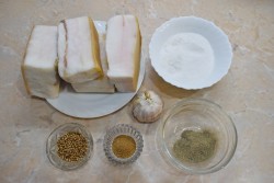 Засолка сала с перцем и чесноком - шаг 1 Засолка сала с перцем и чесноком - шаг 1