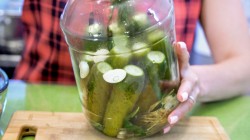 Соленые огурцы с острым стручковым перцем и чесноком на зиму - шаг 10 Соленые огурцы с острым стручковым перцем и чесноком на зиму - шаг 10