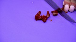 Соленые огурцы с острым стручковым перцем и чесноком на зиму - шаг 3 Соленые огурцы с острым стручковым перцем и чесноком на зиму - шаг 3