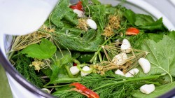 Соленые огурцы с острым стручковым перцем и чесноком на зиму - шаг 4 Соленые огурцы с острым стручковым перцем и чесноком на зиму - шаг 4