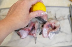 Сом жареный на сковороде - шаг 3