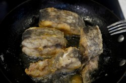 Сом жареный на сковороде - шаг 7