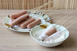 Сосиски в жидком кукурузном тесте на палочке жареные в масле - шаг 5