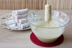 Сосиски в жидком кукурузном тесте на палочке жареные в масле - шаг 6