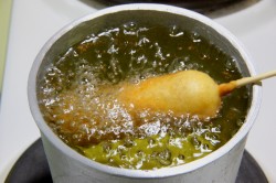 Сосиски в жидком кукурузном тесте на палочке жареные в масле - шаг 7