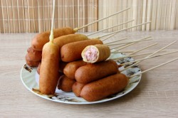 Сосиски в жидком кукурузном тесте на палочке жареные в масле - шаг 8