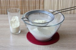 Сосиски в жидком кукурузном тесте на палочке жареные в масле - шаг 2