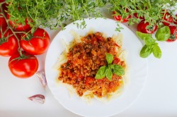 Простой соус Болоньезе с томатной пастой - шаг 10