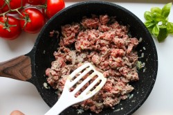 Простой соус Болоньезе с томатной пастой - шаг 4