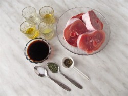 Стейки из индейки с косточкой в духовке - шаг 1