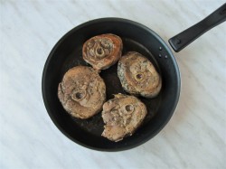 Стейки из индейки с косточкой в духовке - шаг 4