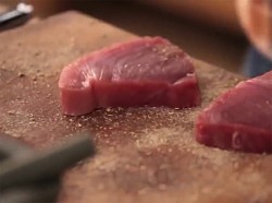 Стейк из тунца вкусно и просто на сковороде гриль - шаг 3