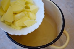 Суп пюре из кабачков и картофеля - шаг 2 Суп пюре из кабачков и картофеля - шаг 2