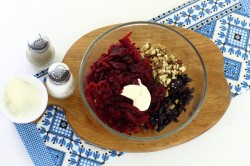 Свекольный салат Поросенок - шаг 6