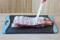 Свиные ребрышки в рукаве в духовке - шаг 2