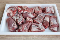 Свиные ребрышки в рукаве в духовке - шаг 3