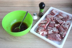 Свиные ребрышки в рукаве в духовке - шаг 4