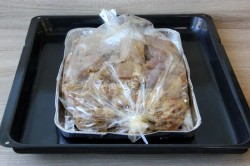 Свиные ребрышки в рукаве в духовке - шаг 7