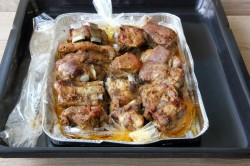 Свиные ребрышки в рукаве в духовке - шаг 8