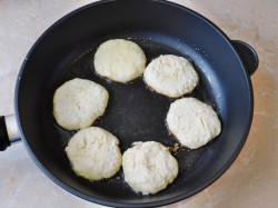 сырники из творога без яиц на сковороде - шаг 6 сырники из творога без яиц на сковороде - шаг 6