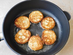 сырники из творога без яиц на сковороде - шаг 7 сырники из творога без яиц на сковороде - шаг 7